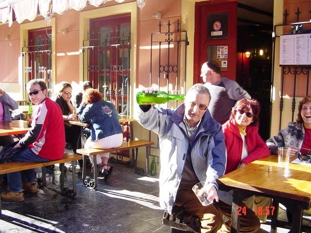 24-04-2004 Escanciando en Gijón